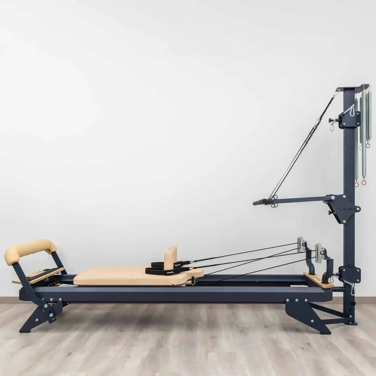 Hegren TALMA 62CT+ Combo Reformer mit Tower aus Stahl im Studio