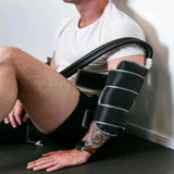 Aerify Cryoboots Set im Einsatz mit Armmanschette am Oberarm eines sitzenden Mannes