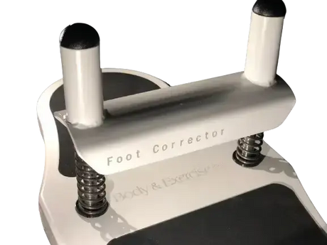 Body & Exercise Foot Corrector aus Holz im Detail: Bügel mit Schriftzug und Druckfedern