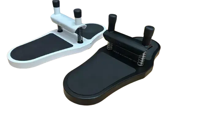 Body & Exercise Foot Corrector aus Holz in Schrägansicht, weiße und schwarze Fußplatte nebeneinander