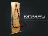 Body & Exercise Postural Wall Classic aus Birkenholz: Grafik mit Titel auf dunklem Hintergrund neben der Holzwand