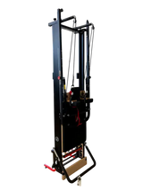 Body & Exercise Reformer Black Edition Stand Up, senkrecht aufgestellt vor schwarzem Hintergrund