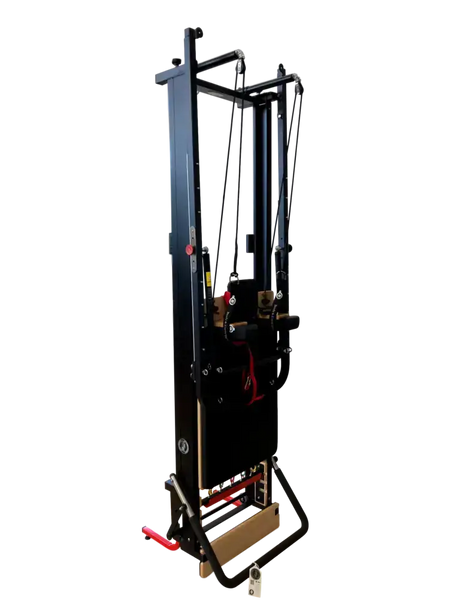 Body & Exercise Reformer Black Edition Stand Up, senkrecht aufgestellt vor schwarzem Hintergrund