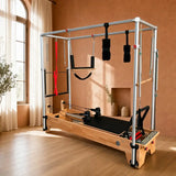 Body & Exercise Reformer Combo aus Buchenholz in einem hellen Studio mit Holzboden und Pflanze