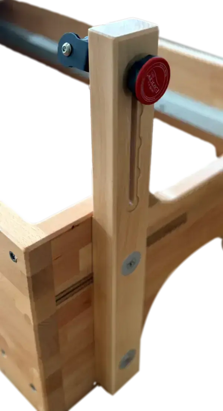 Body & Exercise Reformer Studio P001 aus Buchenholz, Detail des Holzpfostens mit rotem Verstellknopf