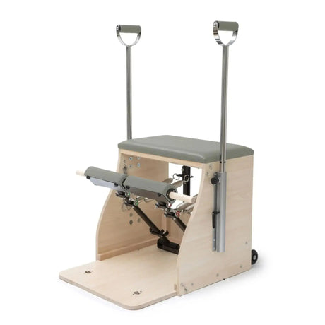 Elina Pilates Combo Chair Elite mit Polster in Eukalyptus, Schrägansicht mit Haltegriffen