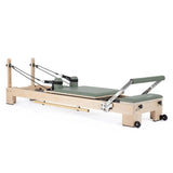 Elina Pilates Lignum Reformer mit Polster in Iceberg, Schrägansicht