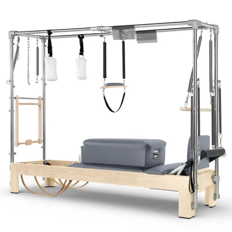 Elina Pilates Cadillac Reformer aus Ahornholz, Seitenansicht mit Polstern in Grau und Trapez-Rahmen aus Aluminium