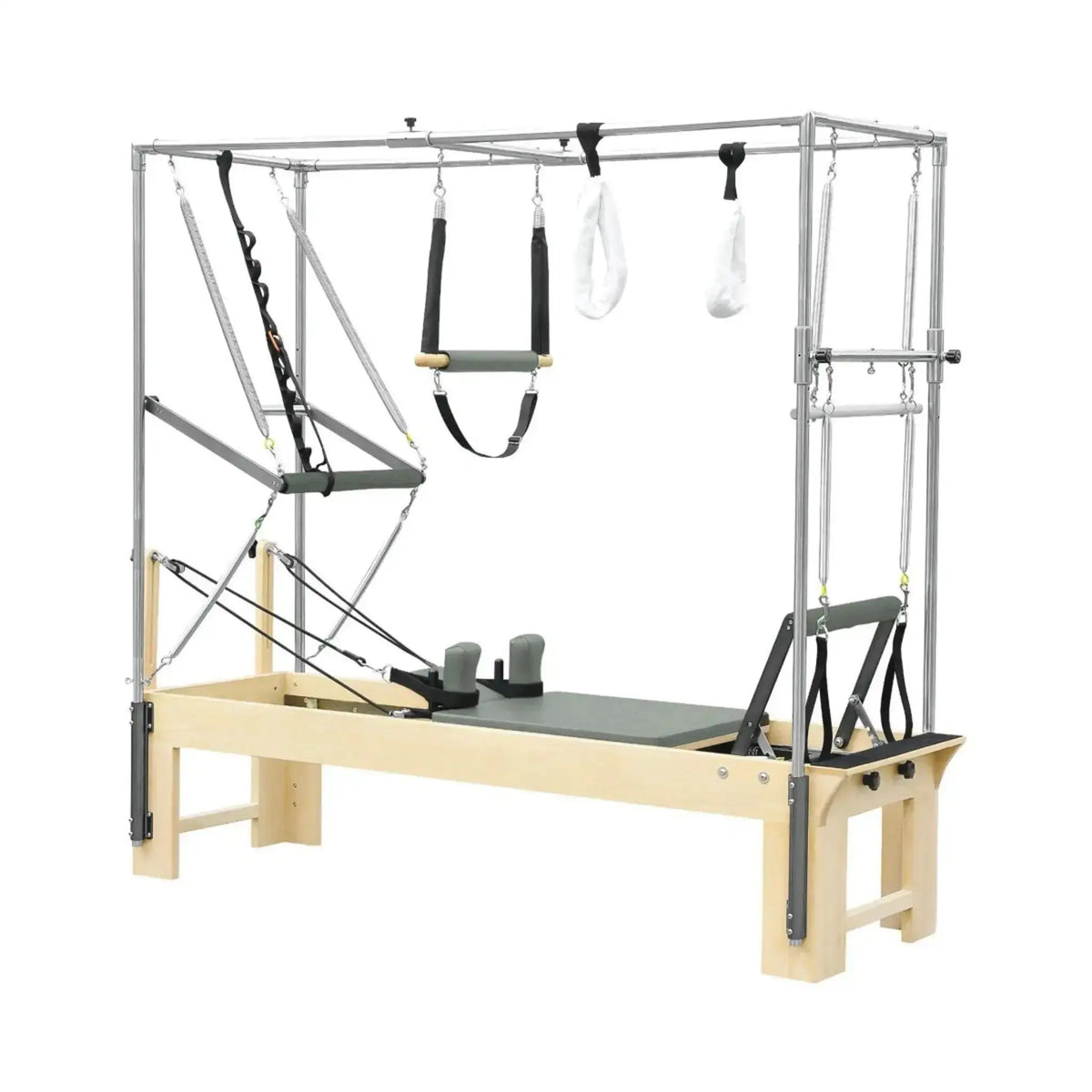 Elina Pilates Cadillac Reformer aus Rock-Ahorn – Schrägansicht mit Trapezrahmen und Polstern in Mokka