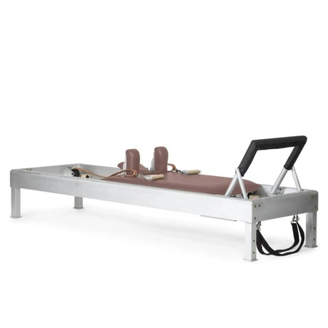 Elina Pilates Classic Reformer aus Aluminium, Polster in Altrosa, Schrägansicht