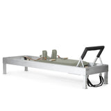 Elina Pilates Classic Reformer aus Aluminium, Polster in Eisblau, Schrägansicht
