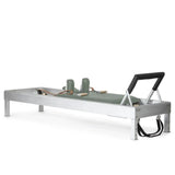Elina Pilates Classic Reformer aus Aluminium, Polster in Eukalyptus, Schrägansicht