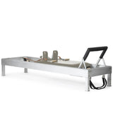 Elina Pilates Classic Reformer aus Aluminium, Polster in Mokka, Schrägansicht