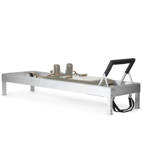 Elina Pilates Classic Reformer aus Aluminium, Polster in Mokka, Schrägansicht