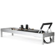 Elina Pilates Classic Reformer aus Aluminium, Polster in Schwarz, Schrägansicht