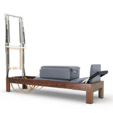 Elina Pilates Classic Reformer mit Tower aus Walnussholz, Polster in Grau, Schrägansicht