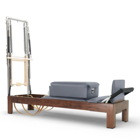 Elina Pilates Classic Reformer mit Tower aus Walnussholz, Polster in Grau, Schrägansicht