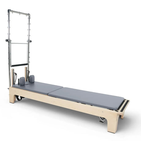 Elina Pilates Club Reformer mit Tower aus Ahornholz, Schrägansicht mit grauem Polster