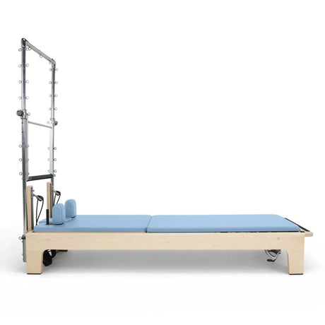 Elina Pilates Club Reformer mit Tower aus Ahornholz mit Polster in Eisblau, Seitenansicht