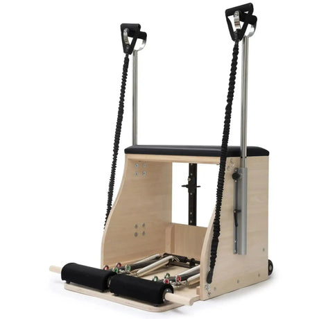Elina Pilates Combo Chair mit Holzbasis mit eingehängten Zugseilen an den Griffstangen