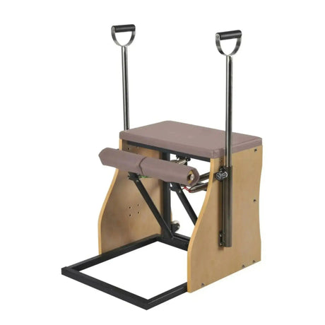 Elina Pilates Combo Chair mit Stahlbasis in Altrosa, Schrägansicht mit Holzkorpus und dunklem Stahlrahmen