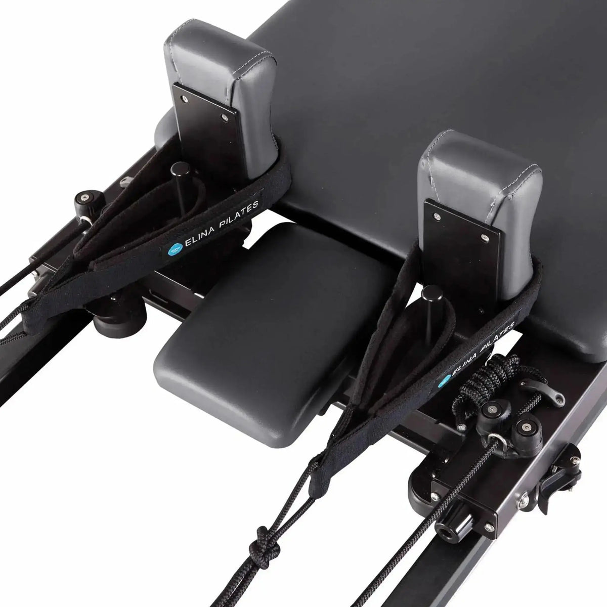 Elina Pilates Domo Reformer aus Aluminium, Detail des Schlittens mit Schulterstützen und Kopfteil
