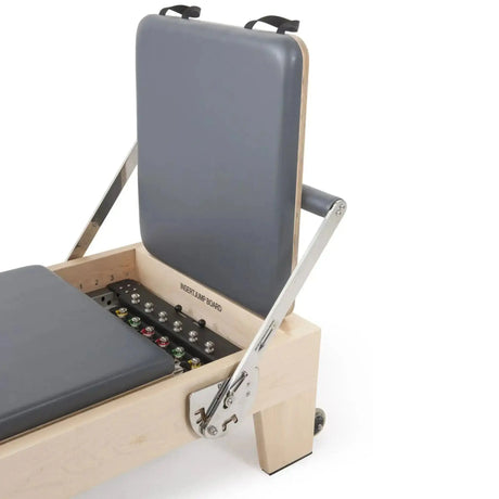 Elina Pilates Elite Reformer mit Tower aus Ahornholz, Detail des Fachs unter der hochgeklappten Kopfstütze mit Federn