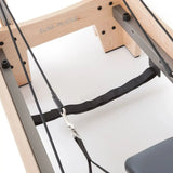 Elina Pilates Elite Reformer mit Tower aus Ahornholz, Detail der Schlaufen und Seile am Holzrahmen