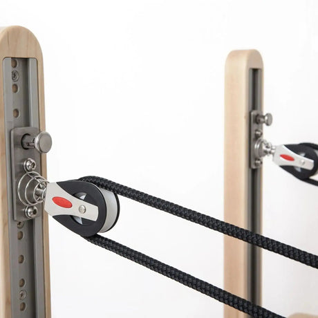 Elina Pilates Elite Reformer mit Tower aus Ahornholz, Detail der Umlenkrolle mit Seil am Tower-Pfosten