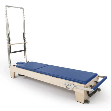 Elina Pilates Elite Reformer mit Tower aus Ahornholz mit Polstern in Blau, Schrägansicht mit Tower