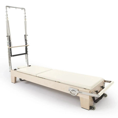 Elina Pilates Elite Reformer mit Tower aus Ahornholz mit Polstern in Elfenbein, Schrägansicht mit Tower