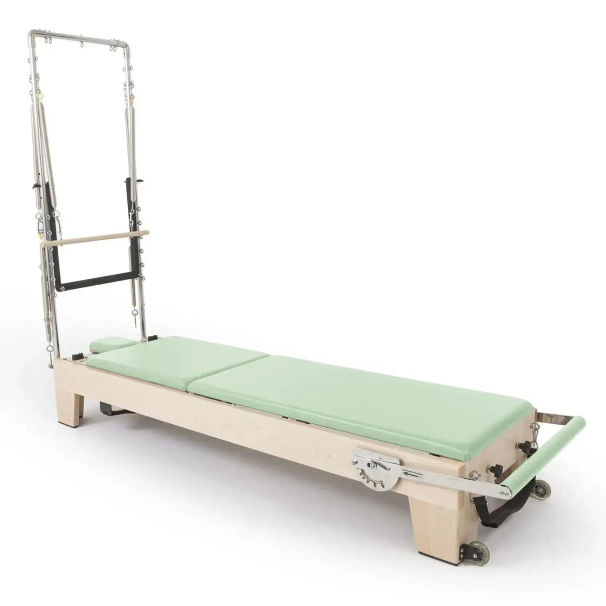 Elina Pilates Elite Reformer mit Tower aus Ahornholz mit Polstern in Grün, Schrägansicht mit Tower