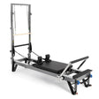 Elina Pilates HL3 Reformer mit Tower aus Aluminium, Schrägansicht mit Turm, Schlitten und Fußstange