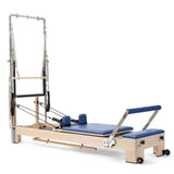 Elina Pilates Lignum Reformer mit Tower aus Holz mit Polstern in Blau, Schrägansicht mit Tower