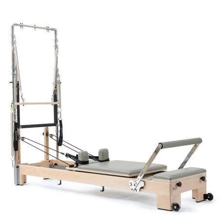 Elina Pilates Lignum Reformer mit Tower aus Holz mit Polstern in Eisblau, Schrägansicht mit Tower