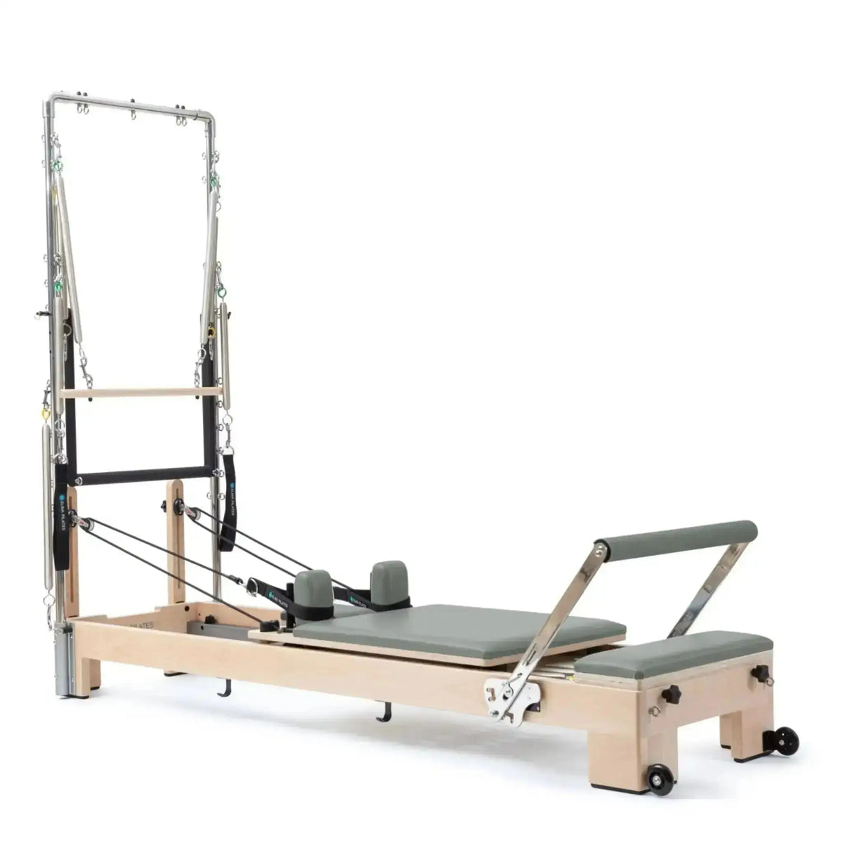 Elina Pilates Lignum Reformer mit Tower aus Holz mit Polstern in Eukalyptus, Schrägansicht mit Tower