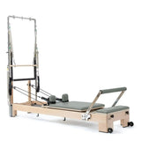 Elina Pilates Lignum Reformer mit Tower aus Holz mit Polstern in Eukalyptus, Schrägansicht mit Tower