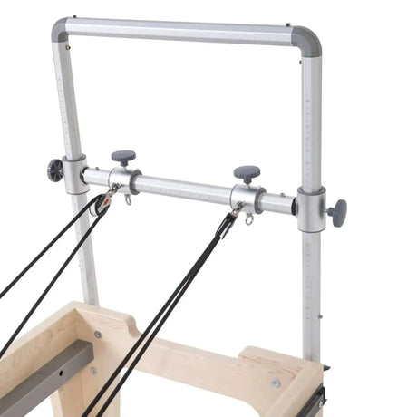 Elina Pilates Master Instructor Physio Reformer aus Ahornholz, Detail des Rahmens mit Querstange und Seilen
