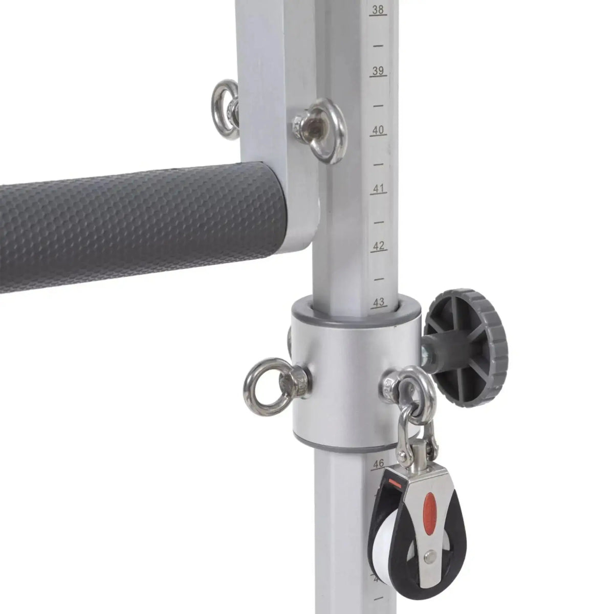 Elina Pilates Master Instructor Physio Reformer mit Tower – Detail von Griff und Seilrolle am Tower-Pfosten