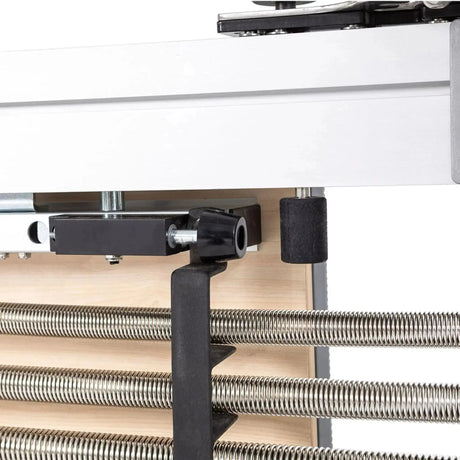 Elina Pilates Mentor Reformer aus Aluminium, Detail der Federhalterung von unten