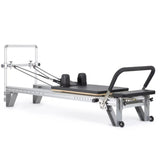 Elina Pilates Mentor Reformer aus Aluminium, Polster in Schwarz, Schrägansicht