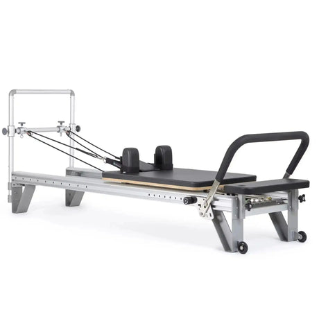 Elina Pilates Mentor Reformer aus Aluminium, Polster in Schwarz, Schrägansicht