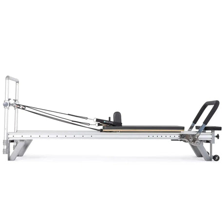 Elina Pilates Mentor Reformer aus Aluminium, Seitenansicht mit flach gestellter Fußstange