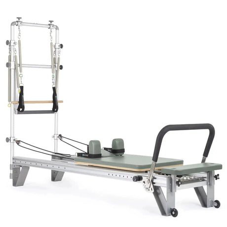 Elina Pilates Mentor Reformer mit Tower aus Aluminium – Schrägansicht mit Polstern in Eisblau, freigestellt vor weißem Hintergrund