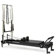 Elina Pilates Nubium Black Edition mit Tower in Schwarz, Schrägansicht mit Tower und Fußstange