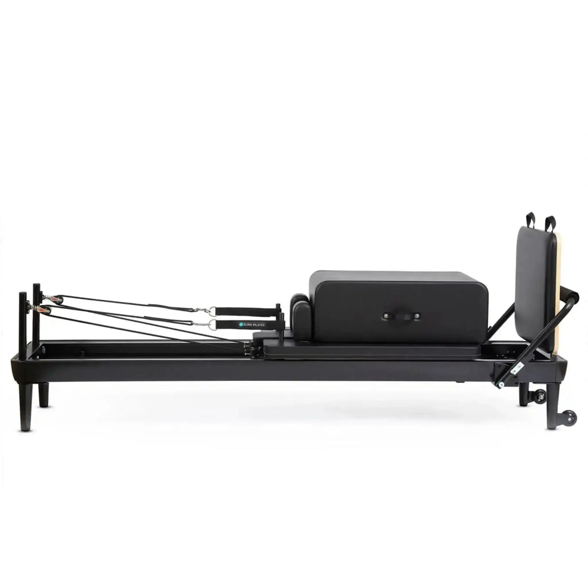 Elina Pilates Nubium Black Edition mit Tower, flache Seitenansicht mit Sitzbox auf dem Schlitten