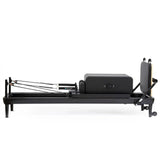 Elina Pilates Nubium Black Edition mit Tower, flache Seitenansicht mit Sitzbox auf dem Schlitten