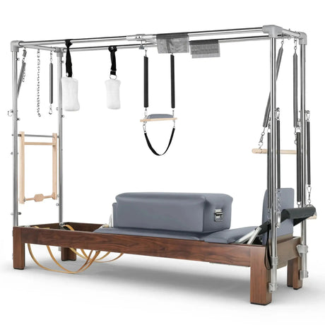 Elina Pilates Reformer Cadillac Klassisch Dunkles Holz – Schrägansicht mit Trapezstange und grauen Polstern
