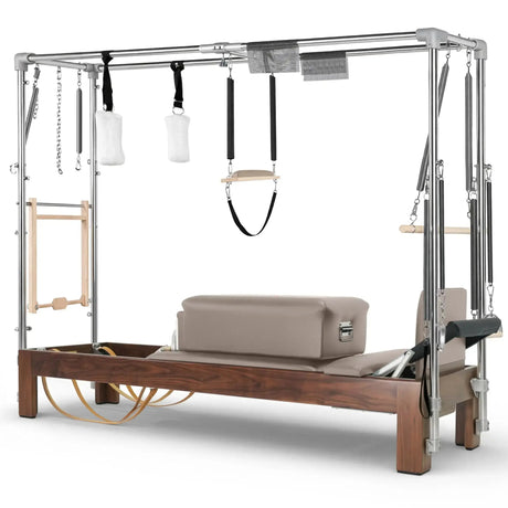 Elina Pilates Reformer Cadillac Klassisch Dunkles Holz – Schrägansicht mit Trapezstange und Polstern in Taupe