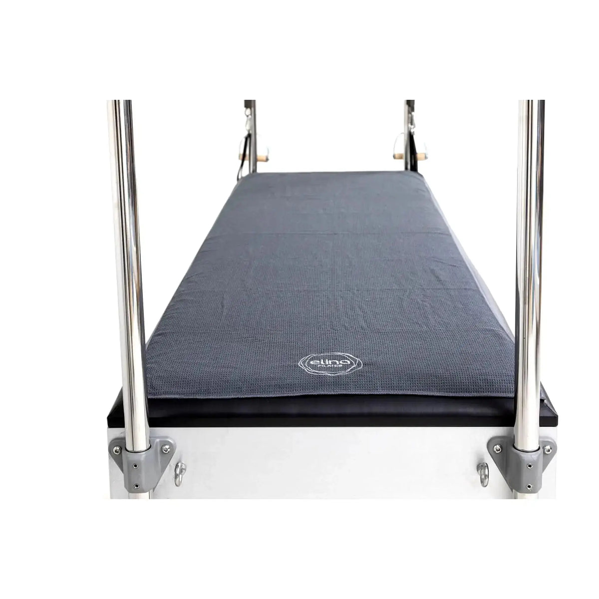 Elina Pilates Reformer-Handtuch lang in Grau, auf dem Reformer-Schlitten ausgelegt, Draufsicht